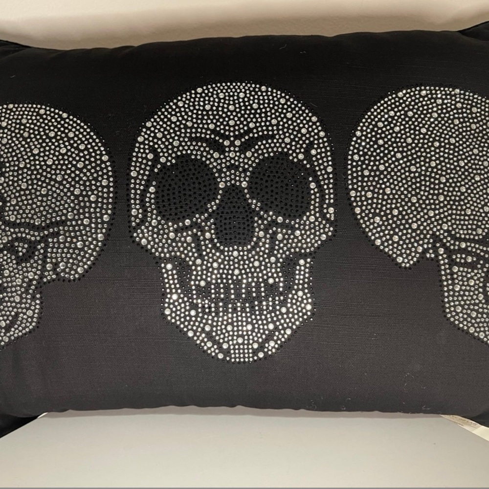 *NEW* Rhinestone 3 Skulls Black 14" x
20" Throw Pillow - Picture 5 of 8